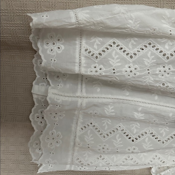 Chic White Eyelet Blouse - Picture 3 of 6